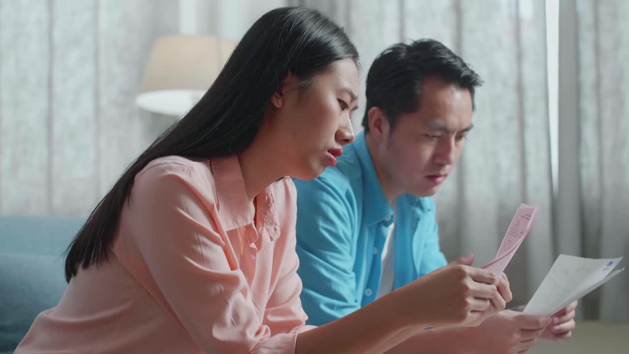 청구서 때문 에 스트레스 를 받는 부부
