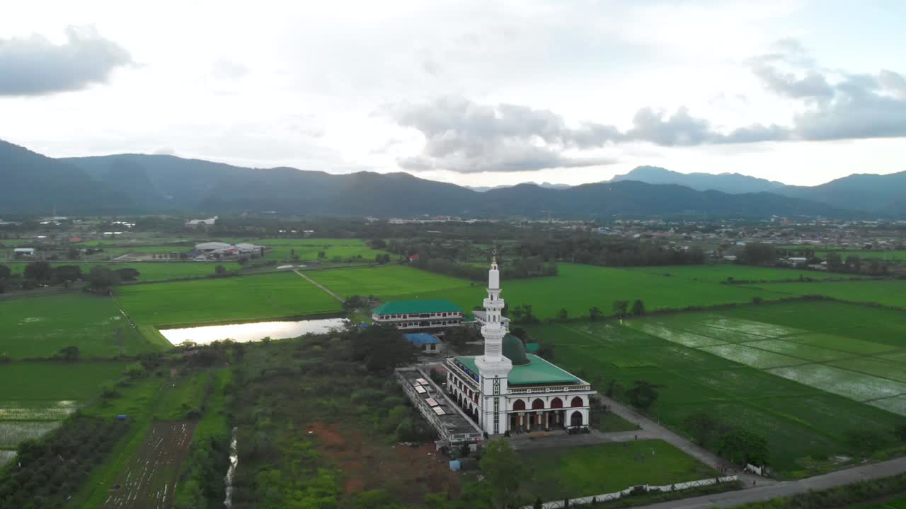 초록 잔디에 있는 이슬람 모스크, 드론 공중 촬영, 도 오른쪽, 낮의 파란 하늘, 4k