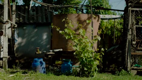 Tanque-De-Agua-Viejo-Y-Oxidado-Que-Recoge-Agua-De-Lluvia-En-El-Campo