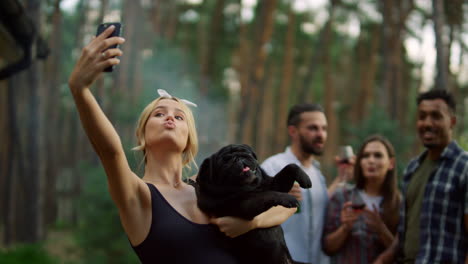 Gente-Sonriente-Posando-Para-Una-Foto-Afuera.-Chicos-Positivos-Haciendo-Selfie-En-El-Patio-Trasero