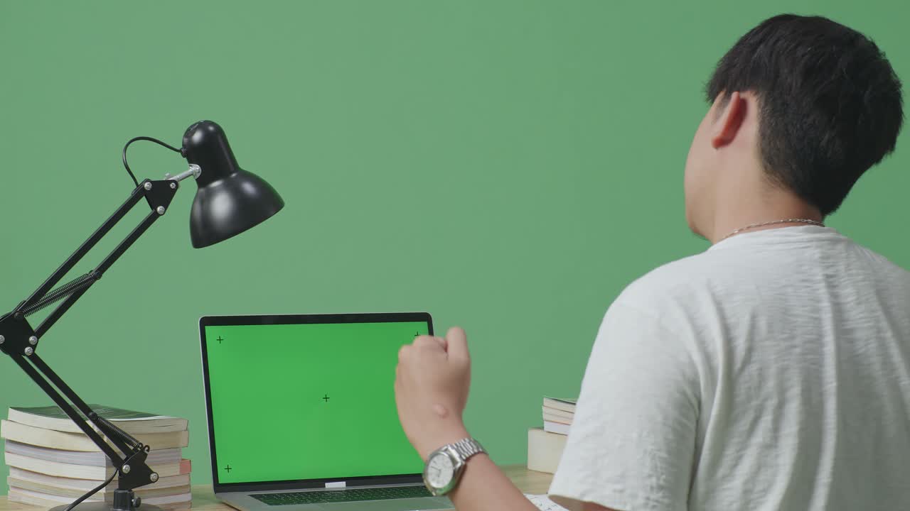 온라인 수업 성공을 축하하는 학생