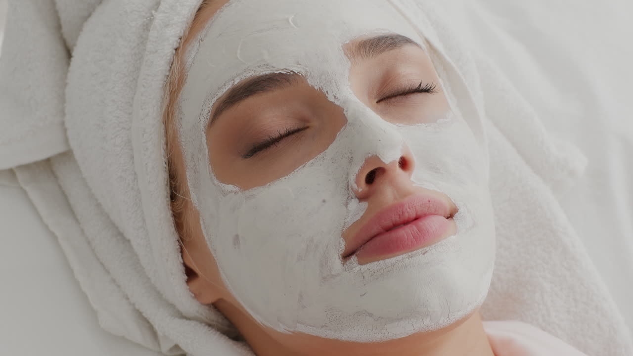 mujer que recibe tratamiento de máscara facial