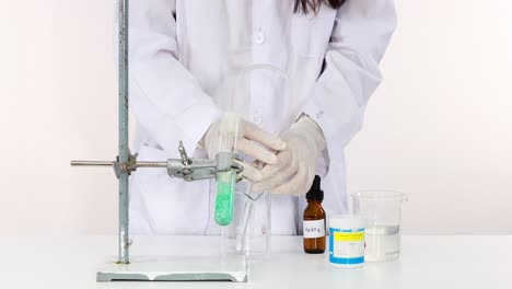 demostración de una reacción química en un entorno de laboratorio