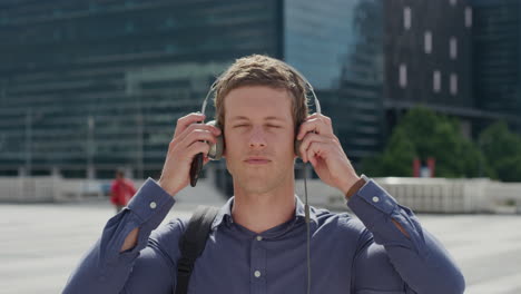 Retrato-Atractivo-Joven-Se-Pone-Auriculares-Escuchando-Música-En-La-Ciudad-Disfrutando-De-Un-Estilo-De-Vida-Urbano-Relajado-En-Cámara-Lenta-De-Día-Soleado