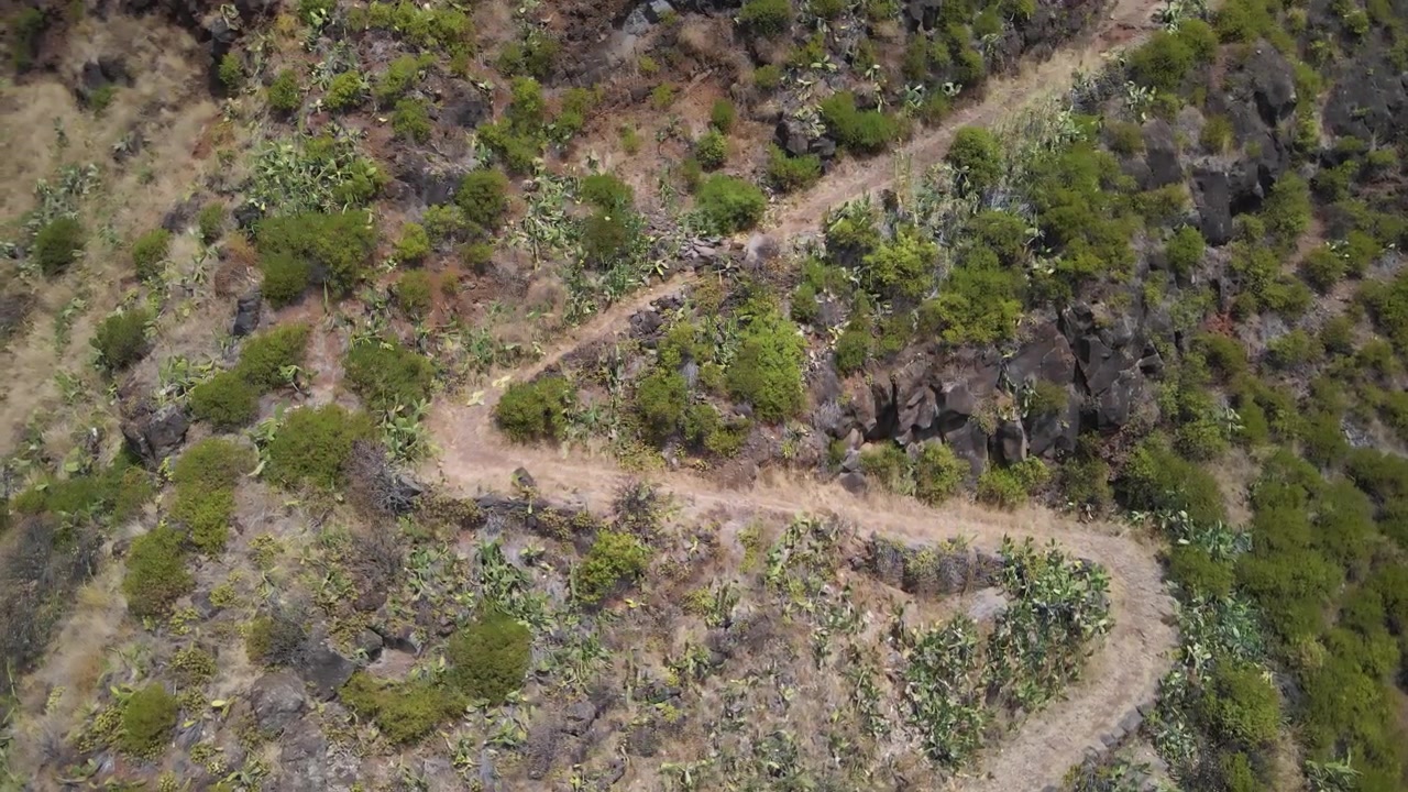 Caminho Real si snoda attraverso scogliere scoscese sopra Paul do Mar. Il sentiero tortuoso segue i contorni naturali della montagna, offrendo viste panoramiche sul drammatico paesaggio vulcanico di Madeira