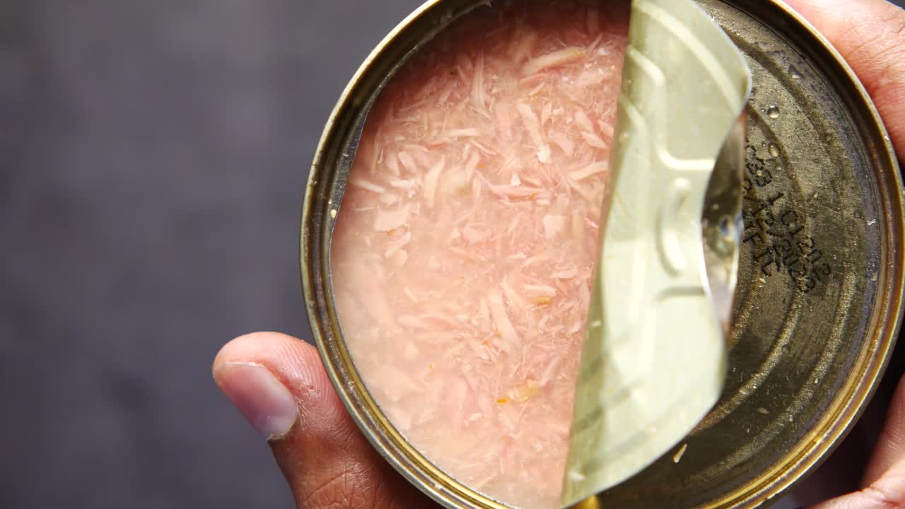 lata abierta de atún