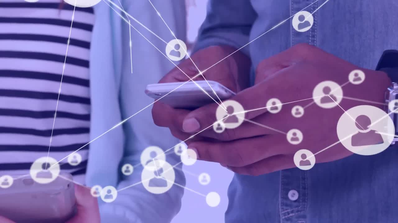 red de conexiones contra la sección media de colegas de oficina que utilizan dispositivos electrónicos