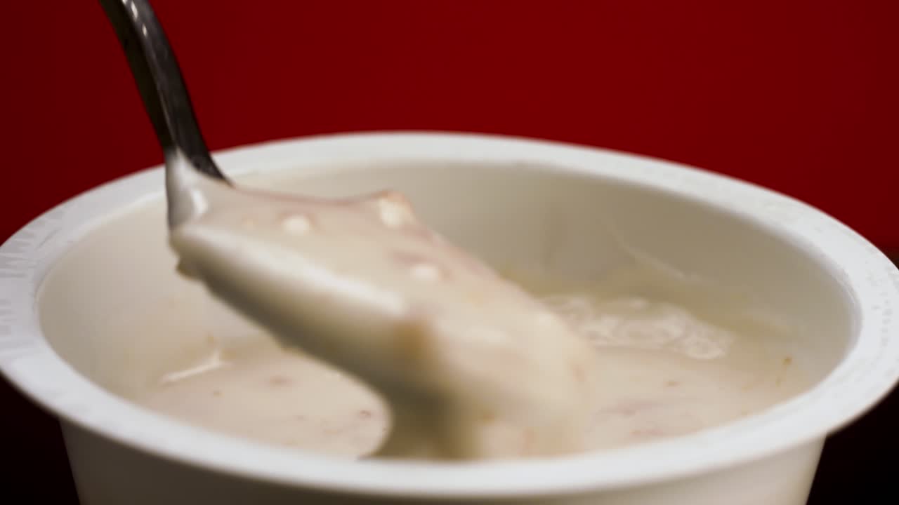 una cuchara de yogur