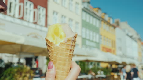 caminar con helado a lo largo de la famosa vista en primera persona frente al mar de copenhague