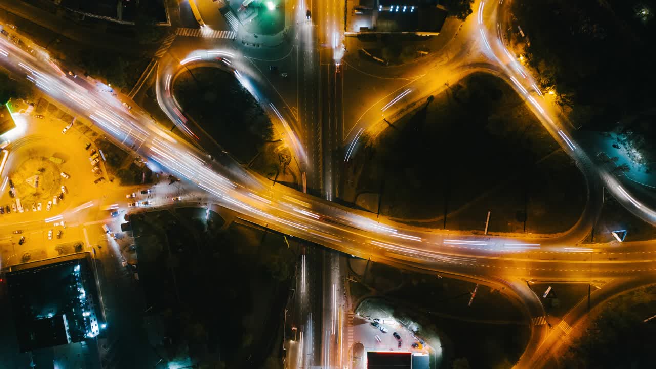 timelapse vista aérea superior de la intersección de tráfico de la ciudad nocturna rotonda de círculo, vista aérea horizontal.
