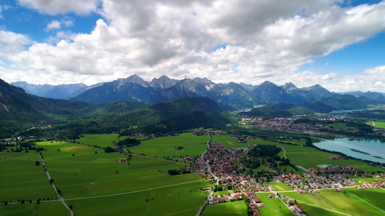 panorama desde el aire forggensee y schwangau, alemania, baviera