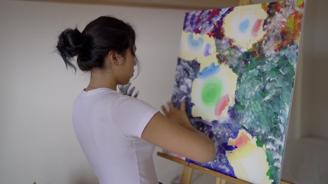 ⁇ 스한 손으로 캔버스에 그림을 그리는 예술가