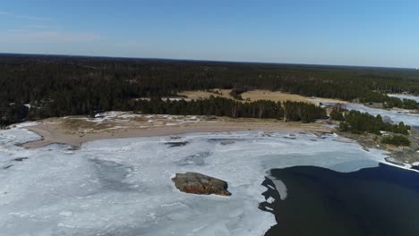 imágenes de drones de la hermosa naturaleza finlandesa durante el invierno