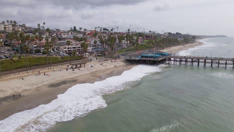 vista aérea de la hermosa playa con muelle y palmeras en california