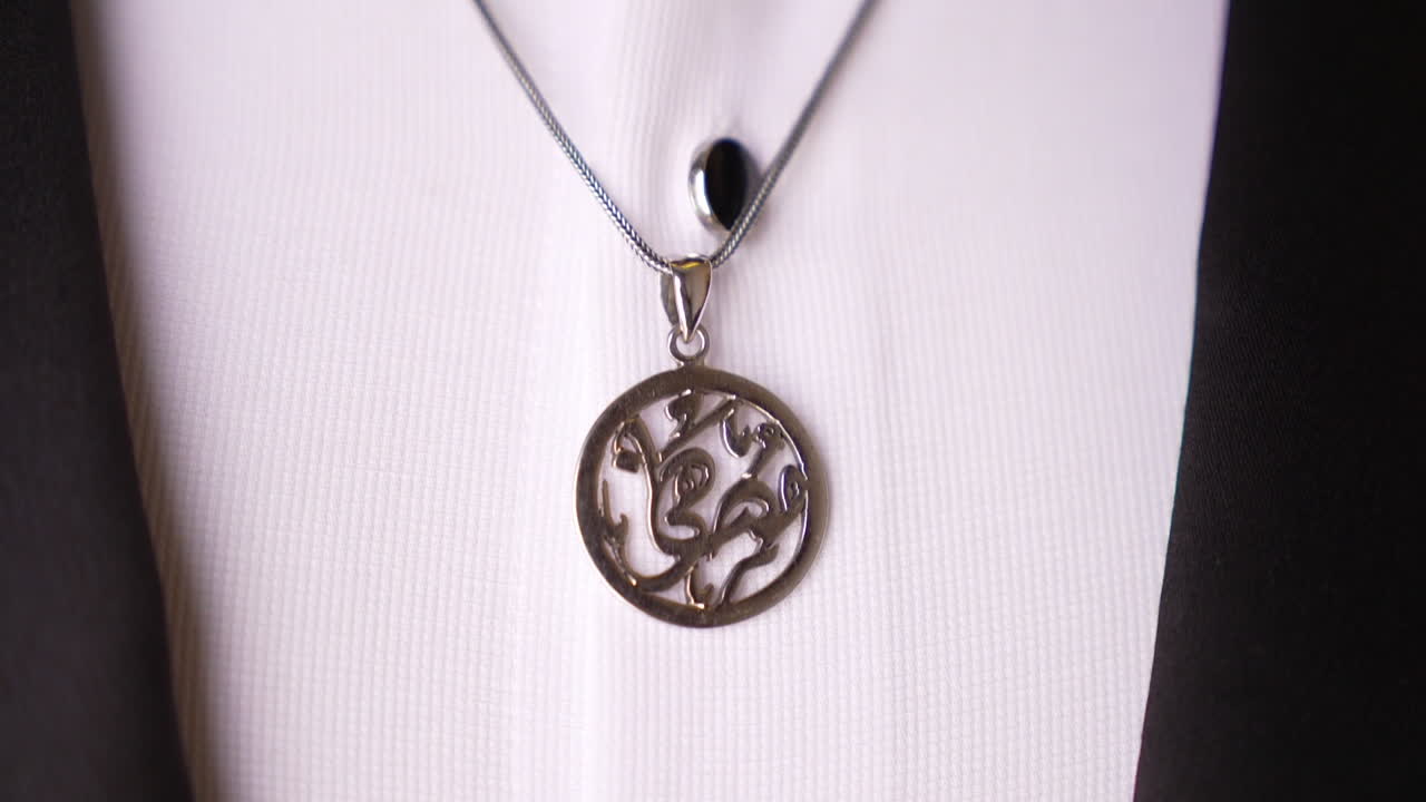 elegante collar adornado con cadena de cuentas y colgante de piedras preciosas