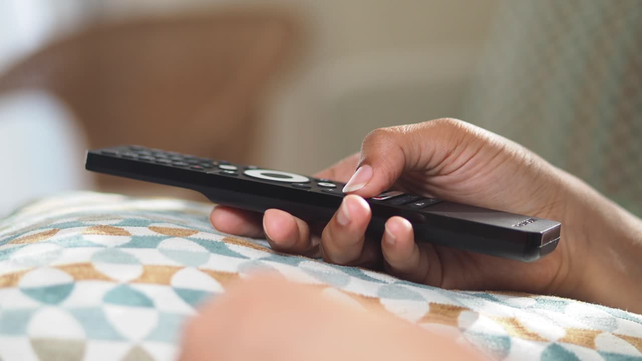 리모컨을 들고 있는 손