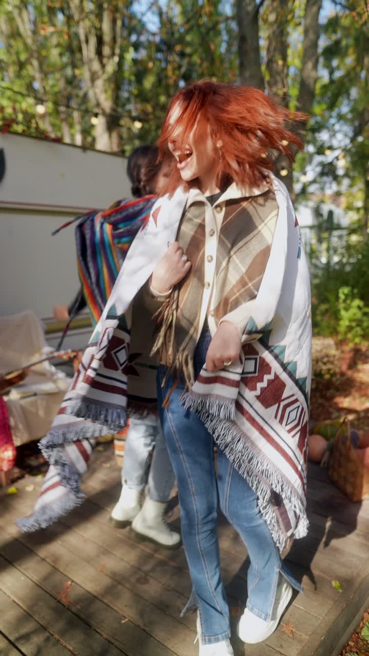 amigos bailando al aire libre en otoño