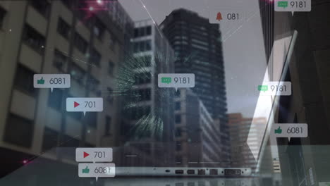 animación de la red de conexiones con iconos y números de redes sociales a través de portátiles y paisajes urbanos