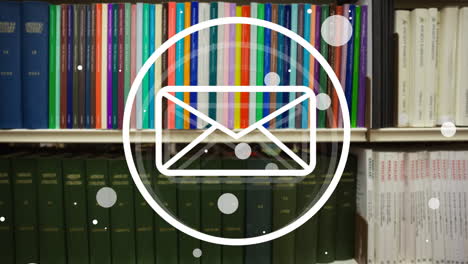 animación de puntos y icono de sobre sobre los libros en los estantes de la biblioteca