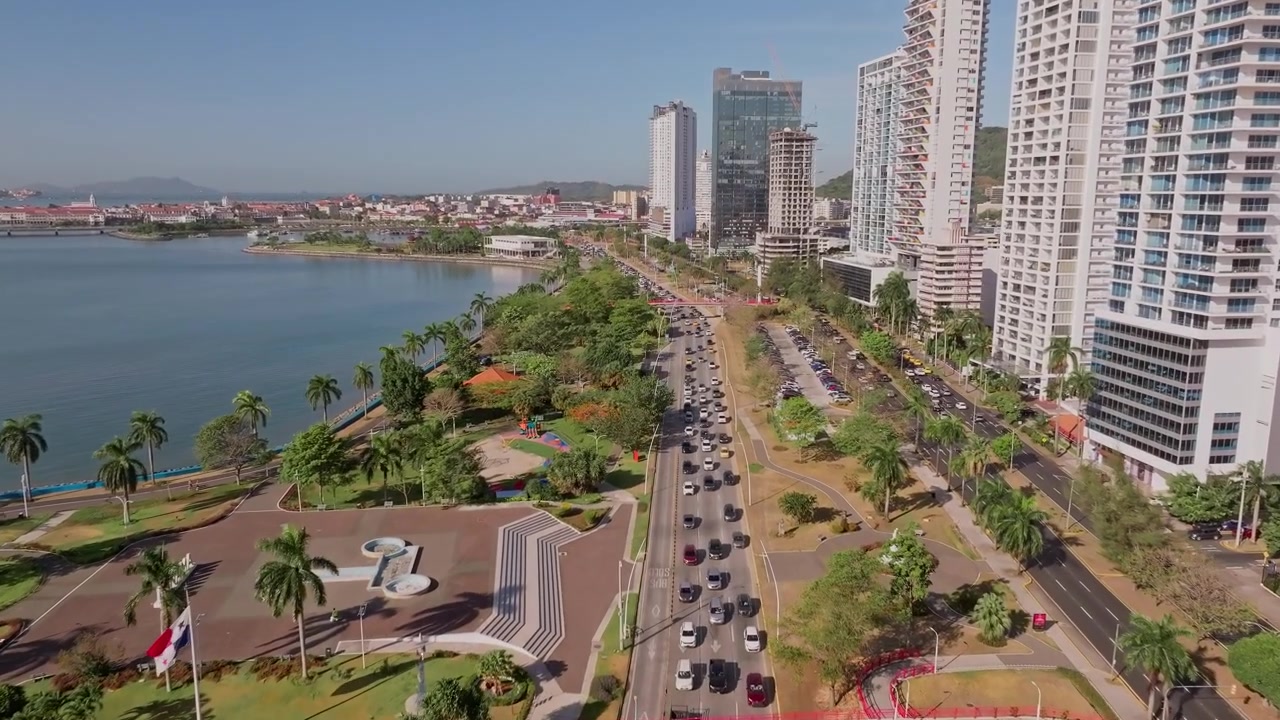 Riprese aeree con drone di Viale Balboa a Panama City.