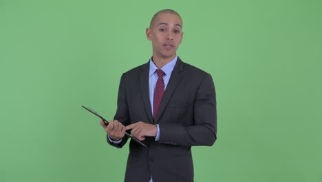 feliz guapo calvo multiétnico hombre de negocios con clipboard