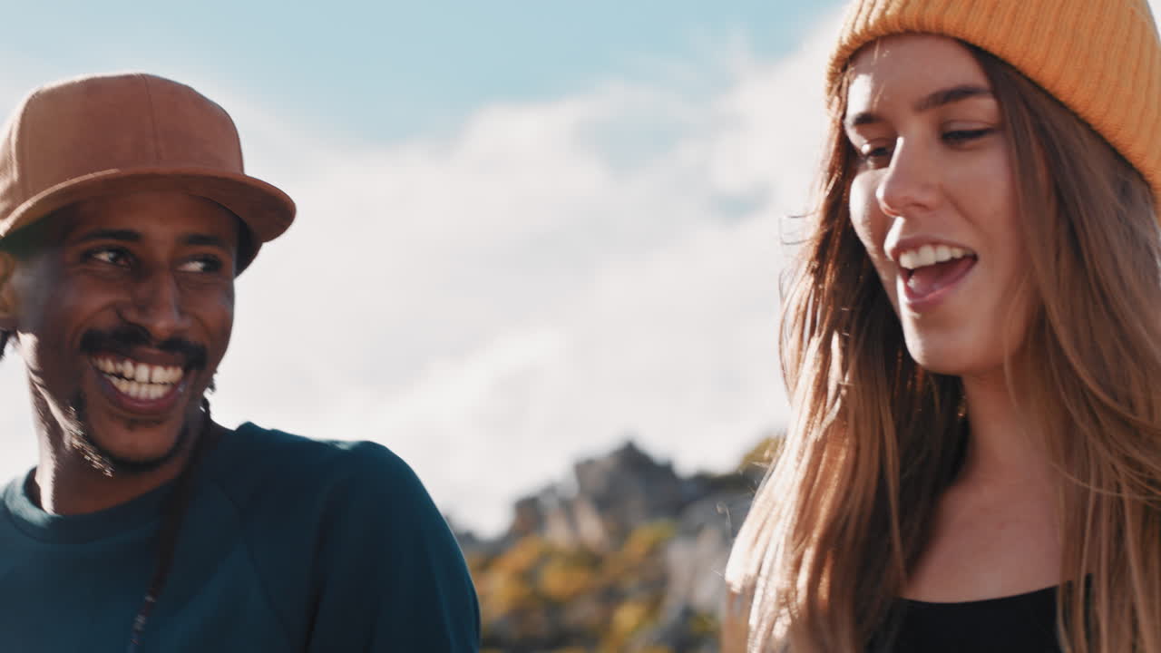 grupo multiétnico de amigos con longboards pasando el rato juntos disfrutando de las vacaciones de verano patinaje de cerca