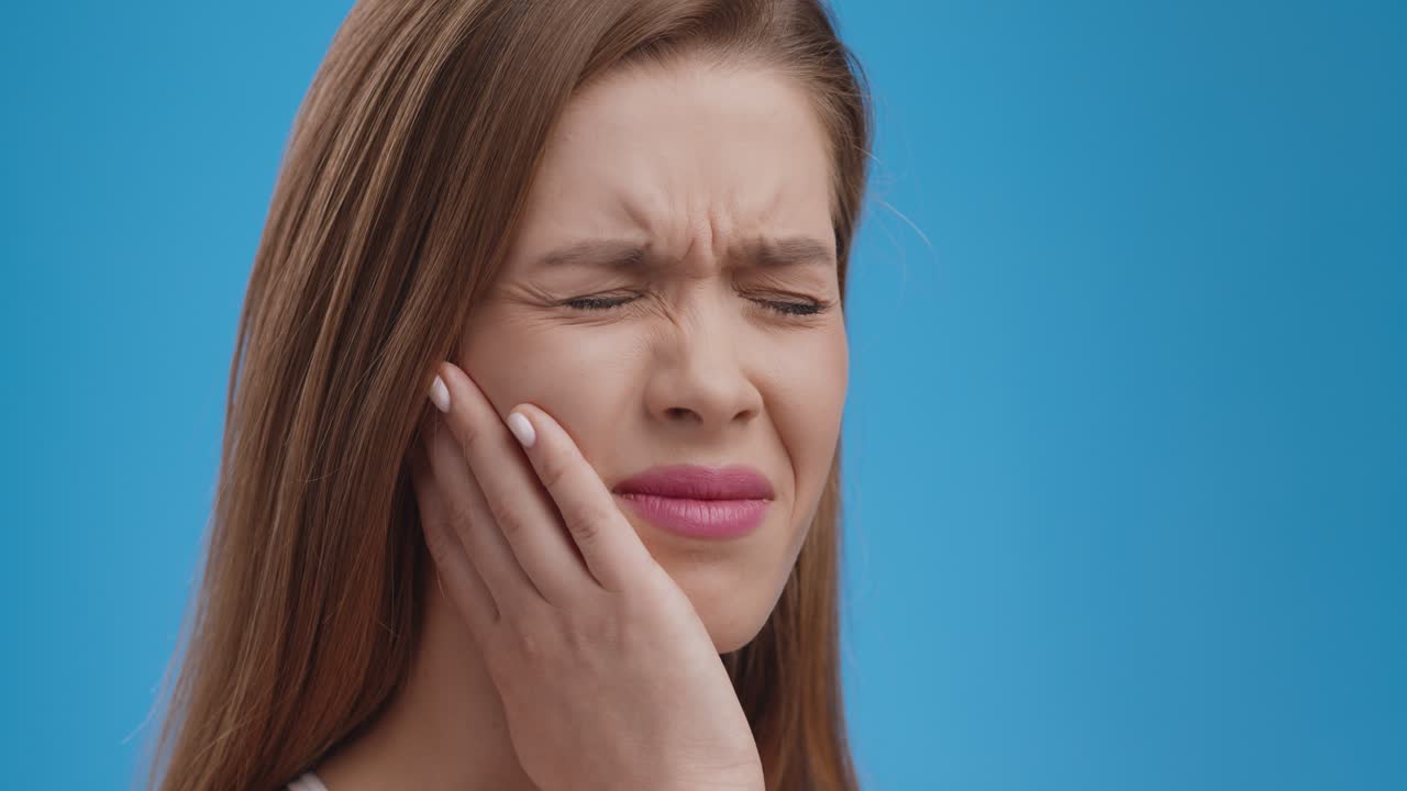 mujer con dolor de dientes