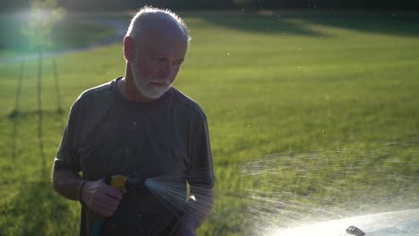 Hombre-Enojado-Con-Depresión-Rociando-Agua-En-Un-Camión-Parado-Como-Concepto-De-Depresión