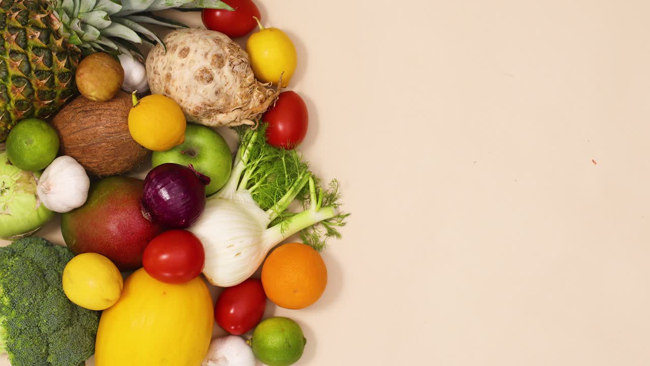 composición saludable de frutas y verduras frescas y maduras ordenando en el lado izquierdo de la mesa con espacio de copia.