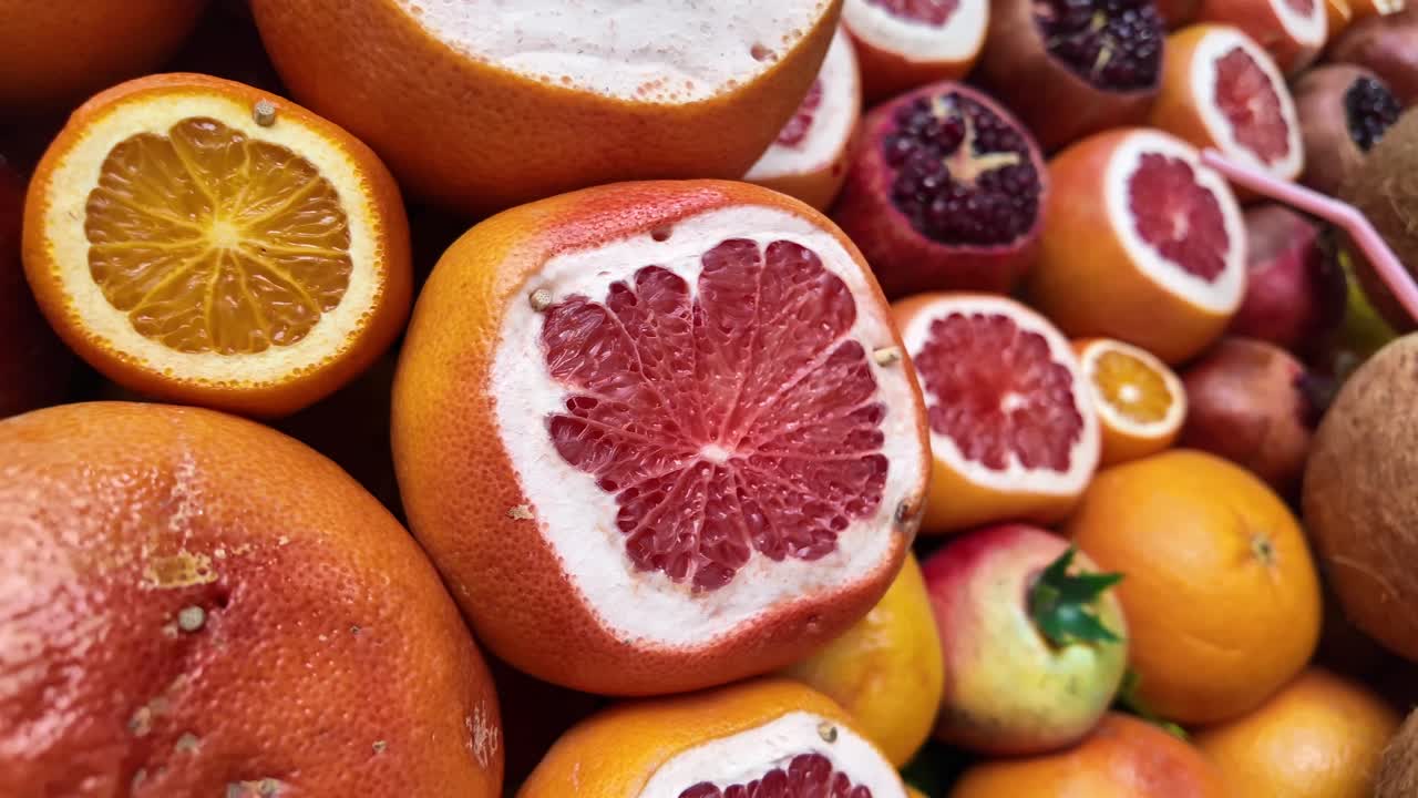 Vibrante exhibición de toronja recién cortada y frutas coloridas