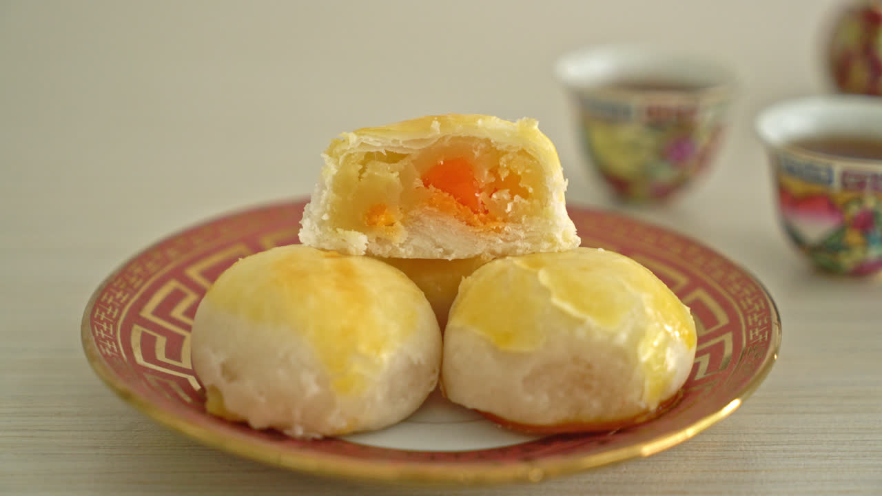 Torta di luna di pasticceria cinese con uova di arachidi salate o pasticceria di Spring Roll con noci e uova salate