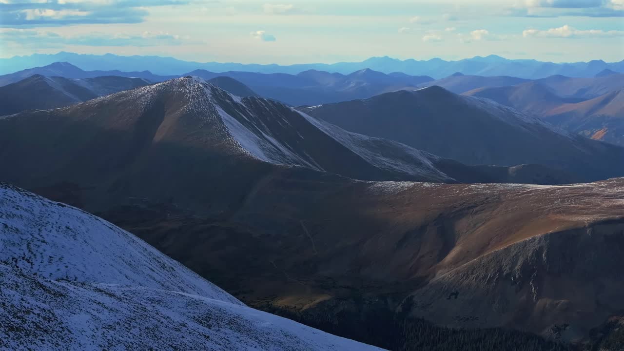 Puncak Gunung Shavano Taeguache, drone udara, jalur Colorado, puncak Collegiate, jam emas, Pegunungan Rocky, cakrawala, taburan salju, puncak 14er, Buena Vista, Pegunungan Sawatch, di atas garis pohon, musim gugur, lingkaran paralaks.