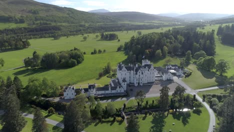 Orbitale-Luftaufnahme-Von-Blair-Castle-In-Blair-Atholl,-Schottland