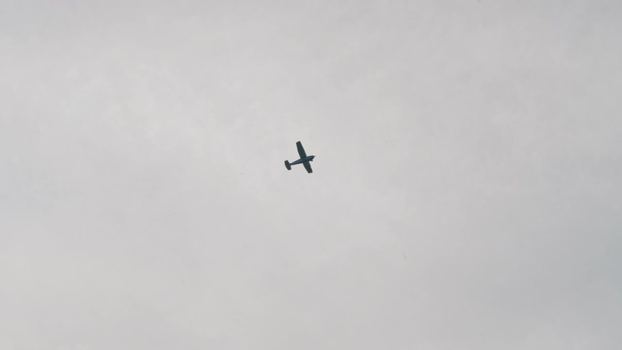 Fly mod himlen - Fly i luften - Lavvinkeloptagelse.