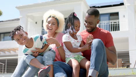 Un-Hombre-Afroamericano,-Una-Joven-Birracial-Y-Dos-Niños-Sonríen-Juntos