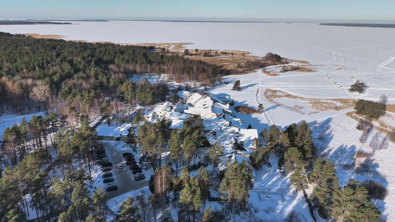 Haapsalun panoraamakuva dronella talvisen lumipeitteen peittämänä.