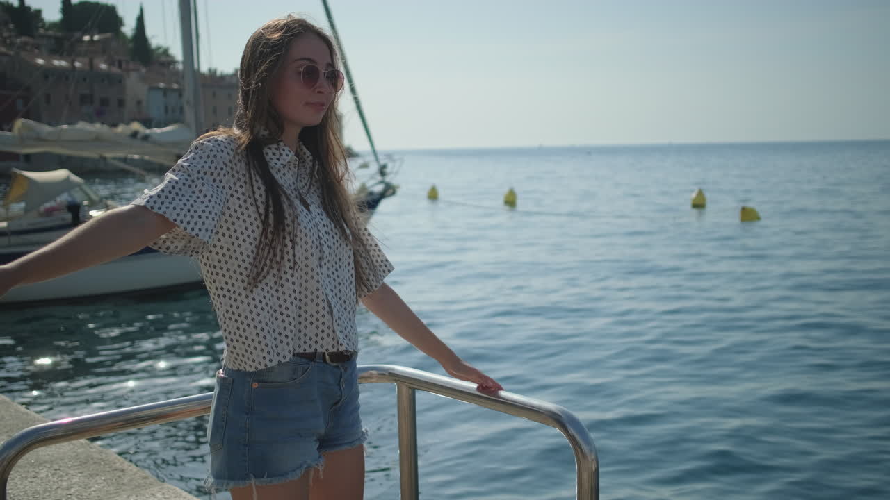 바다에 있는 여자