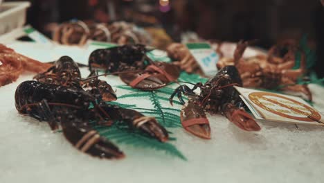 langostas frescas en un mercado