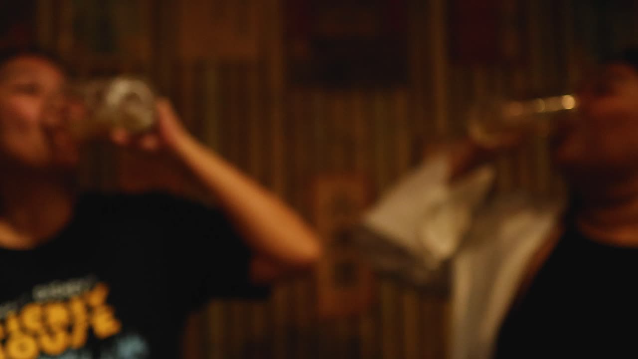 persona disfrutando de la cerveza en un entorno casual