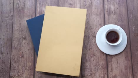 libros y tazas de café en la mesa de madera