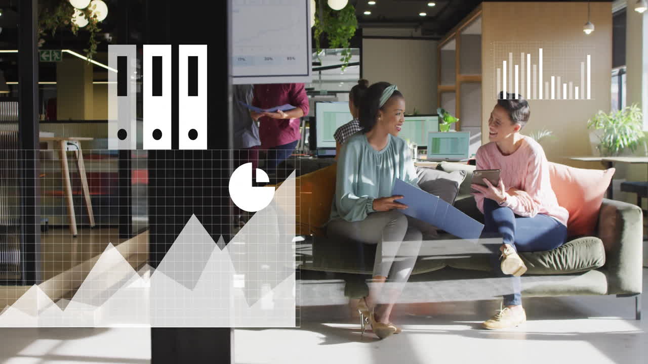 다양한 여성 동료들이 사무실에서 일을 논의하는 다이어그램과 미디어 아이콘의 애니메이션