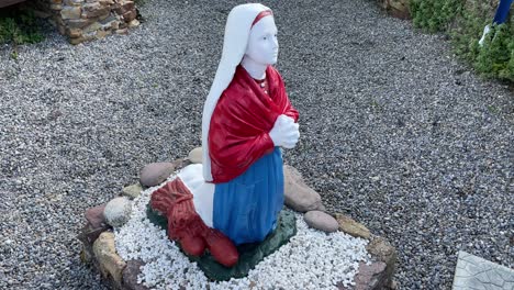 Statue-Eines-Betenden-Mädchens-Im-Kleinen-Dorf-Killea,-Waterford,-Irland-An-Einem-Sommertag