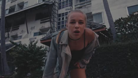 mujer joven en un entorno urbano