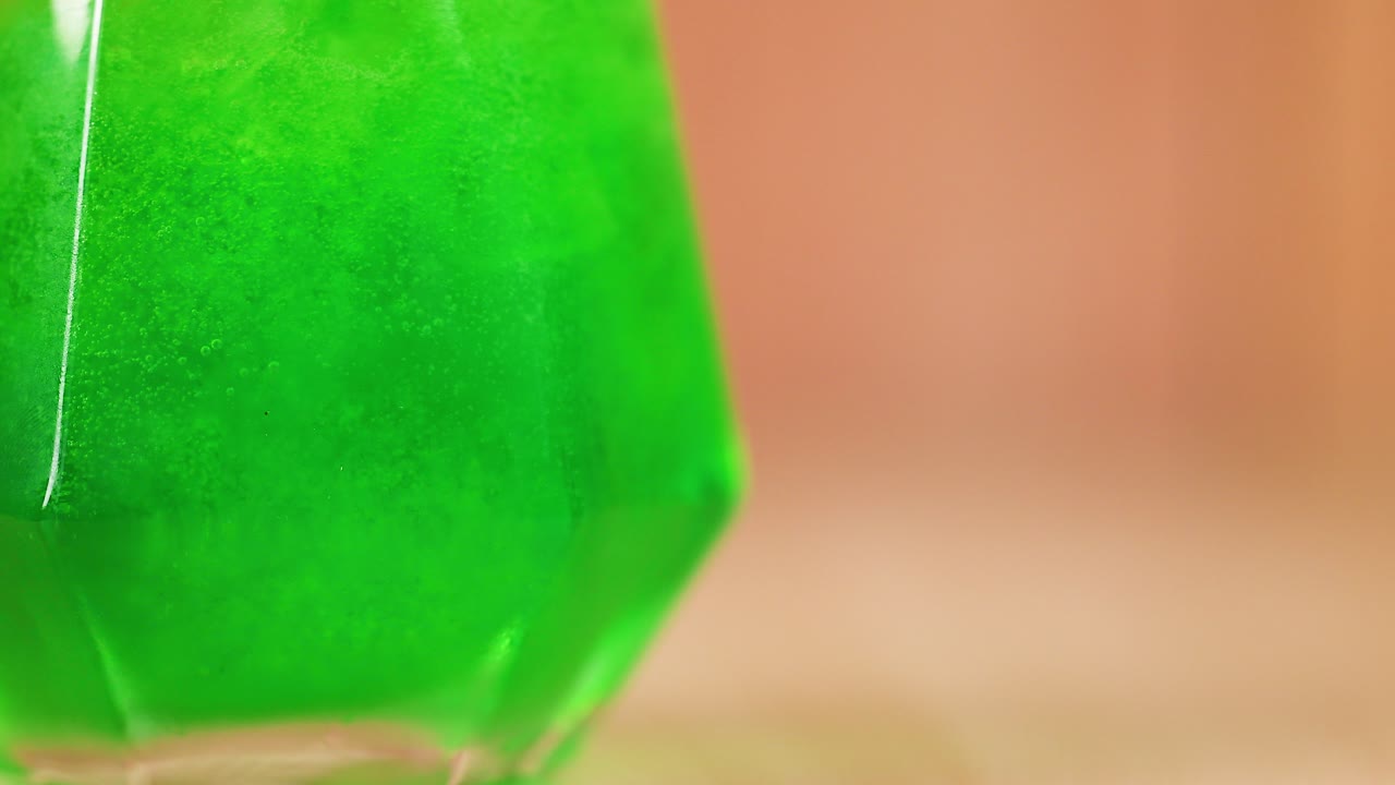 líquido verde que se vierte en un vaso