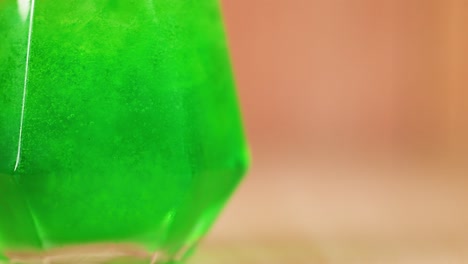 líquido verde que se vierte en un vaso