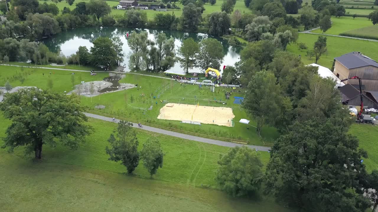 알프스 산맥 내륙 에는 호수, 초원, 숲 이 풍부 하다