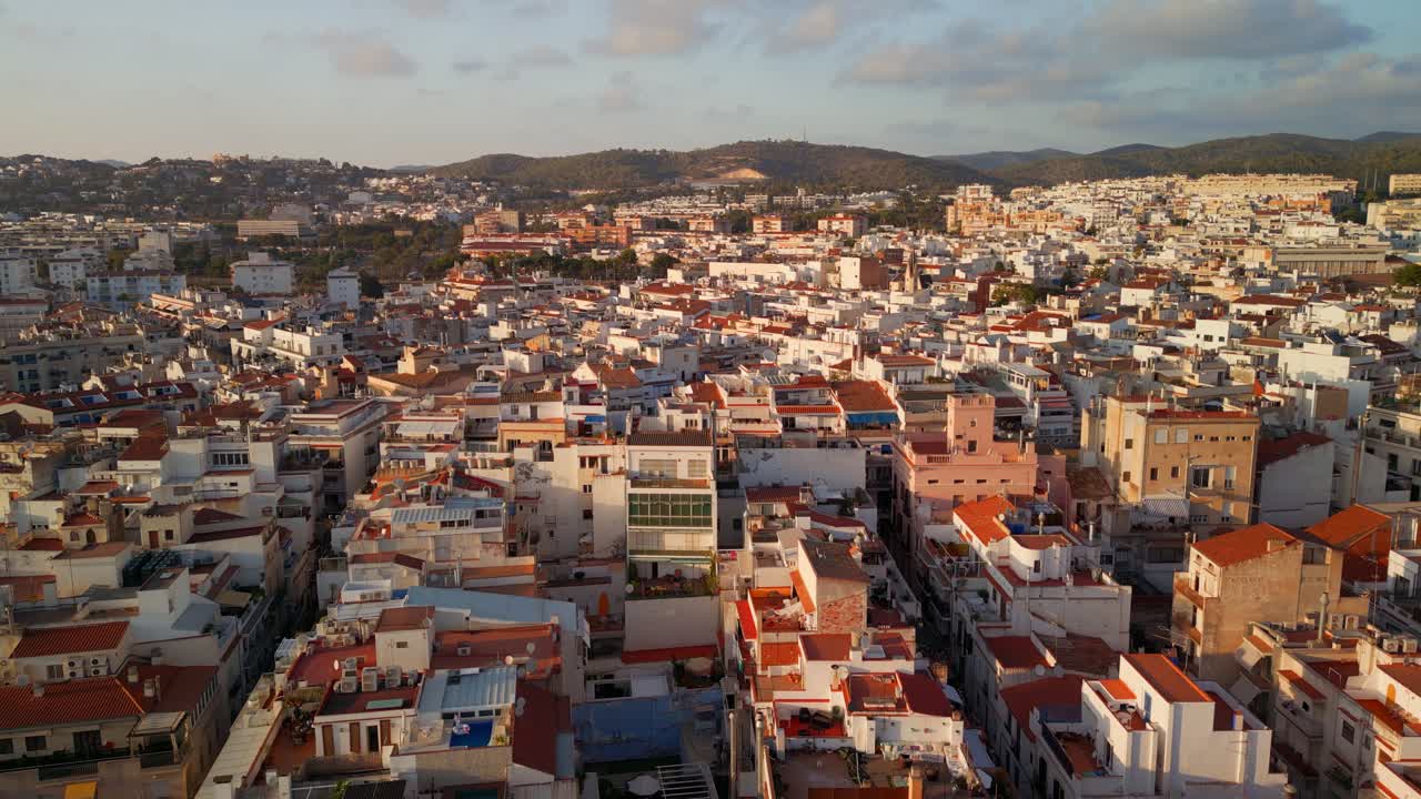 Kırmızı Çatılı Bir Akdeniz Kasabası'nın Panoramik Havadan Görünümü