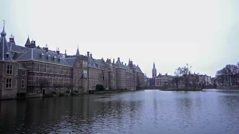 view of the binnenhof house of parliament and the hofvijver lake