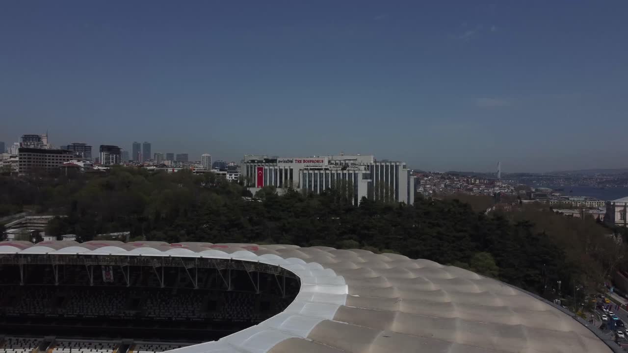 tiro de drone del parque vodafone en besiktas - drone está ascendiendo desde el borde del estadio