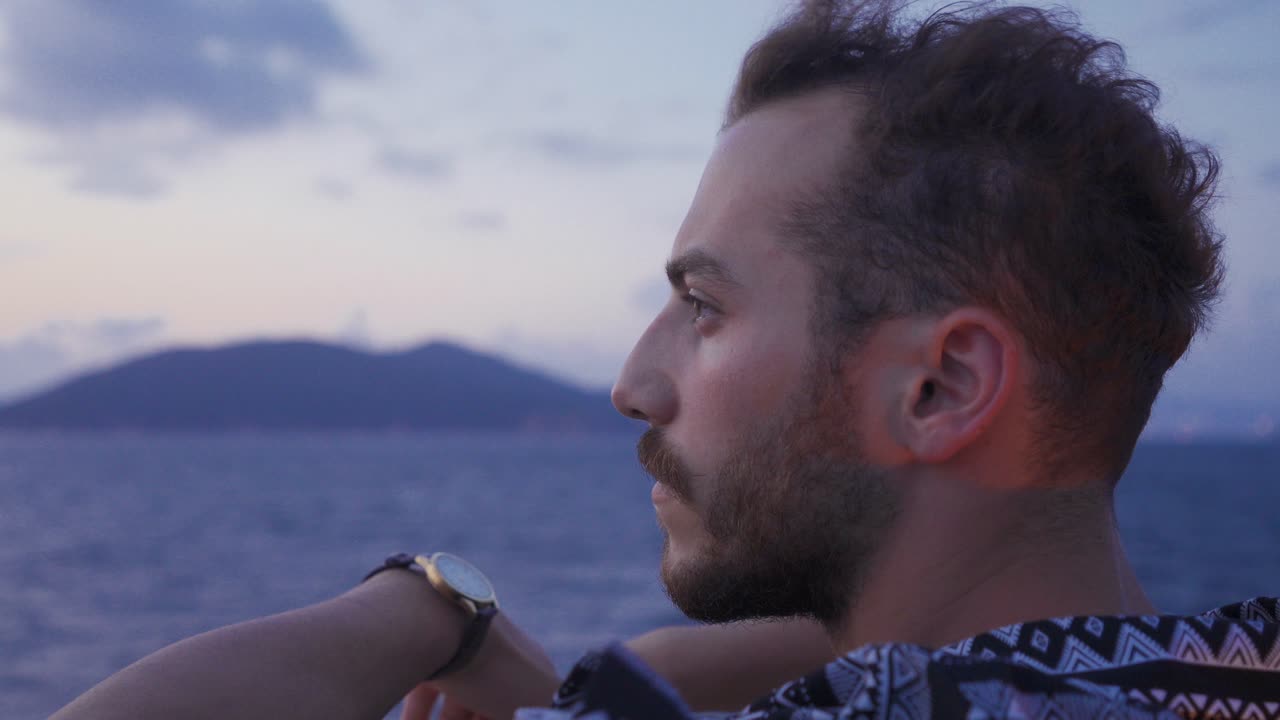 un hombre pensativo mirando al mar.